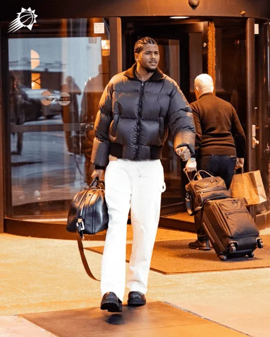 Kaiyun网页版-气质非凡!太阳官媒晒众球员赛前穿搭照:抵达亚特兰大