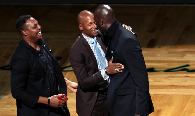 Kaiyun中国官网-雷·阿伦现身KG球衣退役仪式 三巨头一个都不能少