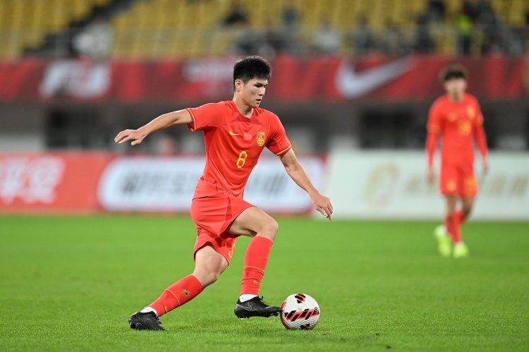 Kaiyun开云中国官网-媒体人:陈泽仕是这届国青最好的中场,身材高大而且全能