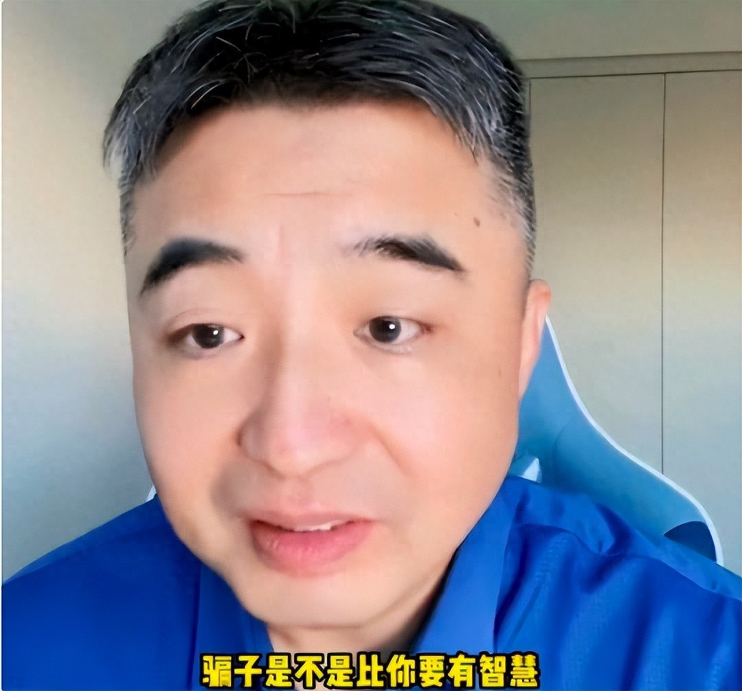大师靠“美国崩溃论”卷走百亿，跑路美国后，痛骂中国人